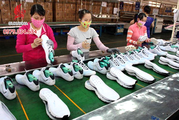 bàn thao tác ứng dụng nhiều trong các nhà máy sản xuất bangTaiNganhGiayDa.jpg (242 KB)